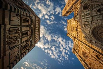 La facciata del Duomo di Firenze e il Battistero, riprese dal basso