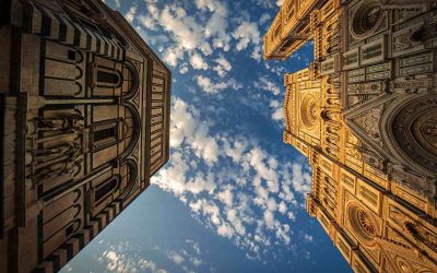 La facciata del Duomo di Firenze e il Battistero, riprese dal basso