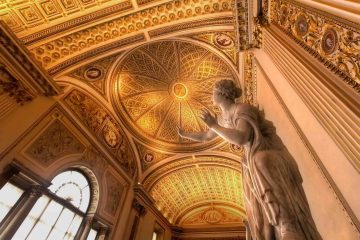 Visione del soffitto dorato della Sala Grande alla Galleria degli Uffizi di Firenze