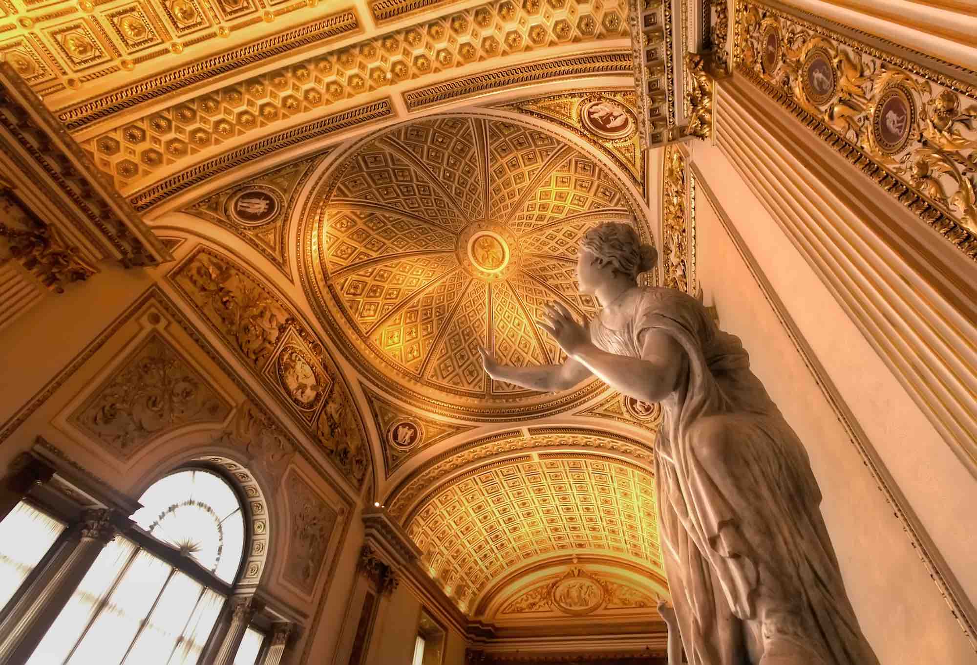 Visione del soffitto dorato della Sala Grande alla Galleria degli Uffizi di Firenze