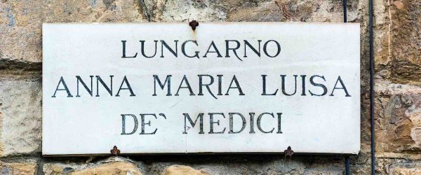 Targa su Lungarno a Firenze che celebra Anna Maria Luisa de' Medici