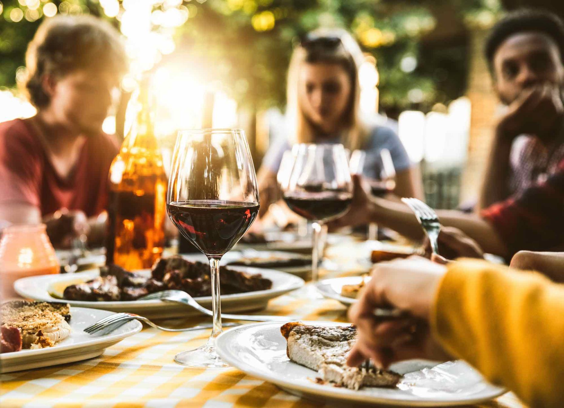 Gruppo di amici mangia in uno dei tanti ristoranti di carne in Toscana