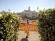 Ragazza cammina in un giardino con vista su Siena, Toscana