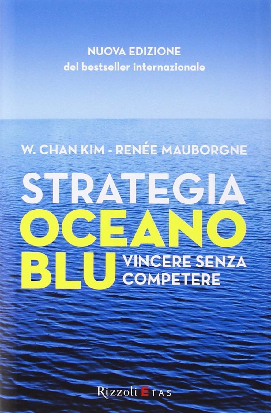 Copertina del libro Strategia Oceano Blu, pubblicato nel 2005 e scritto da W. Chan Kim e Renée Mauborgn