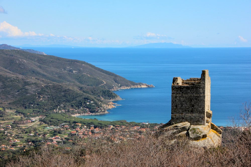 La Torre San Giovanni all'Isola d'Elba in una giornata di sole