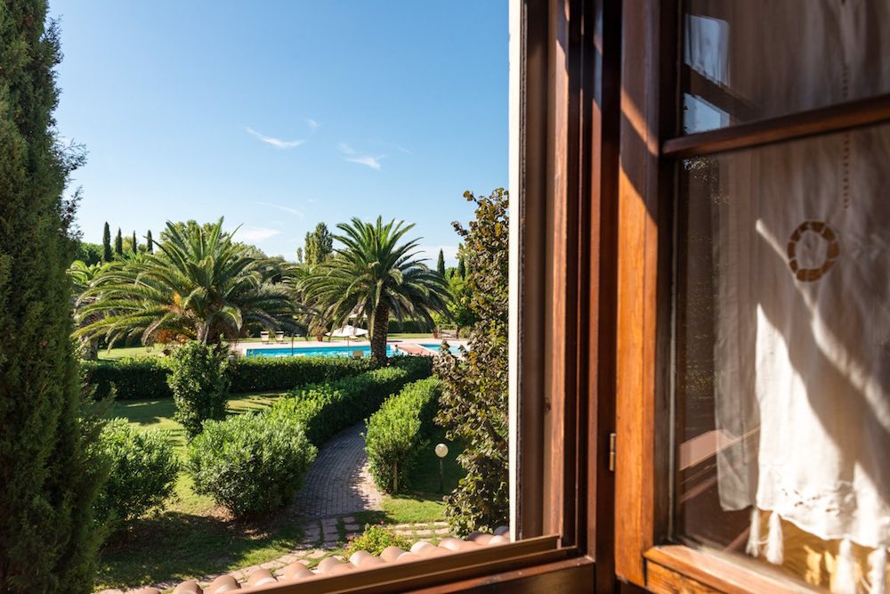 Veduta dalla finestra di una delle suite di Villa Toscana, agriturismo con cooking class in Toscana
