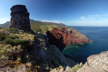 La famosa Cala Rossa all'Isola di Capraia nell'Arcipelago toscano