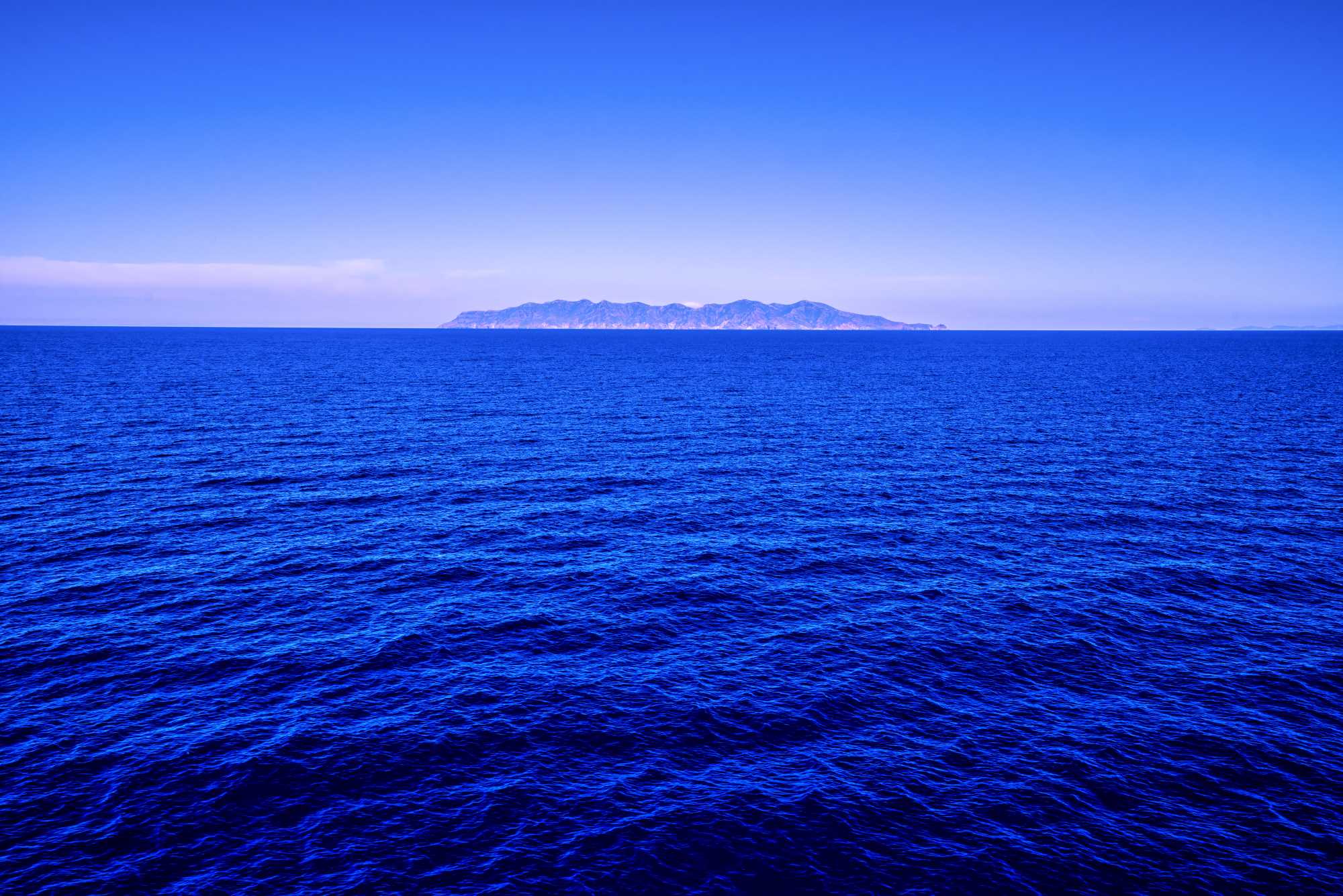 Vista dalla costa toscana dell'isola di Capraia in una giornata di sole