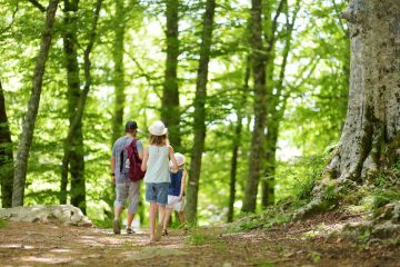 Padre e figlie camminano in un sentiero nel Parco Nazionale delle Foreste Casentinesi vicino a La Verna