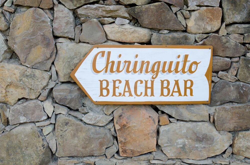 Cartello con scritta Chiringuito Beach Bar