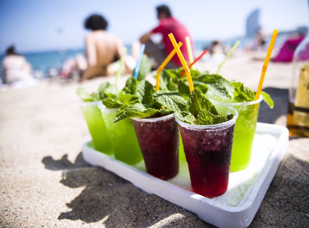 Cocktail sulla spiaggia di un chiringuito in Toscana