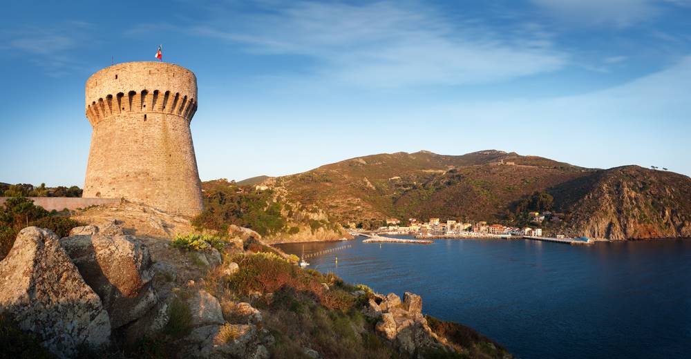 Vista del porto di Capraia e della torre cinquecentesca a guardia della baia
