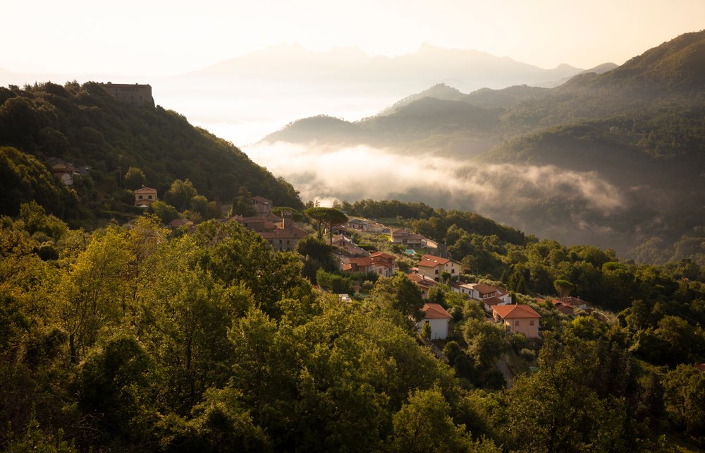 Vista sul paese di Montale all'alba, Aulla, Lunigiana, Toscana