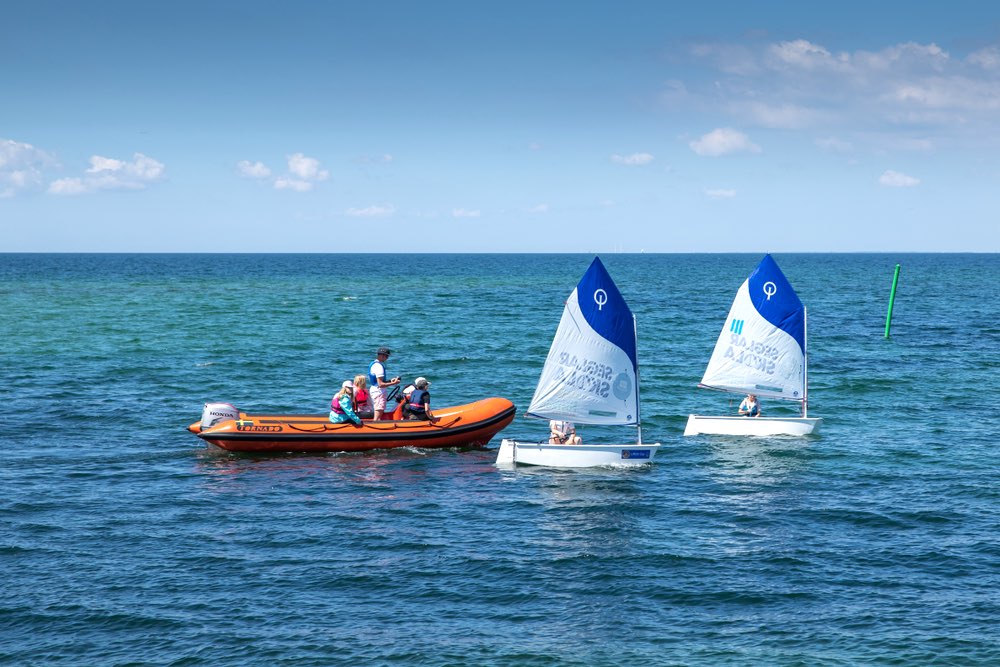 Una lezione di vela per bambini lungo la costa toscana