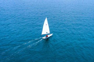 Scuola di vela in mezzo al mare sulla costa toscana