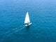 Scuola di vela in mezzo al mare sulla costa toscana