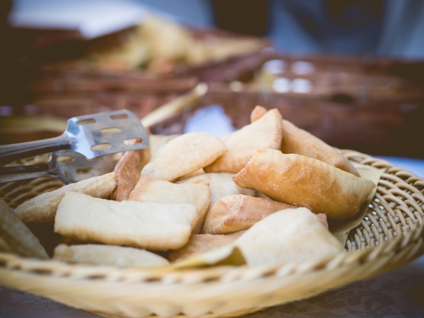 Tradizionali sgabei della Lunigiana, pasta di pane fritta da farcire