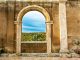 Arco con finestra panoramica nella piazza di Sorano, antica città toscana fondata dagli Etruschi