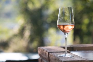 Bicchiere di vino rosato nella campagna toscana