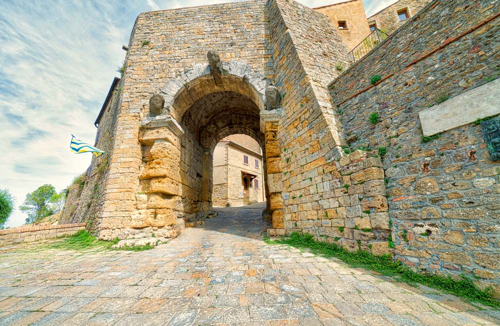 Porta di ingresso al borgo di Volterra con cinta muraria etrusca