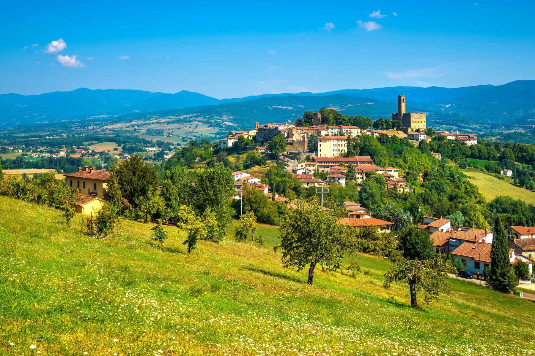 Il borgo di Poppi e la vallata circostante, Casentino, Toscana