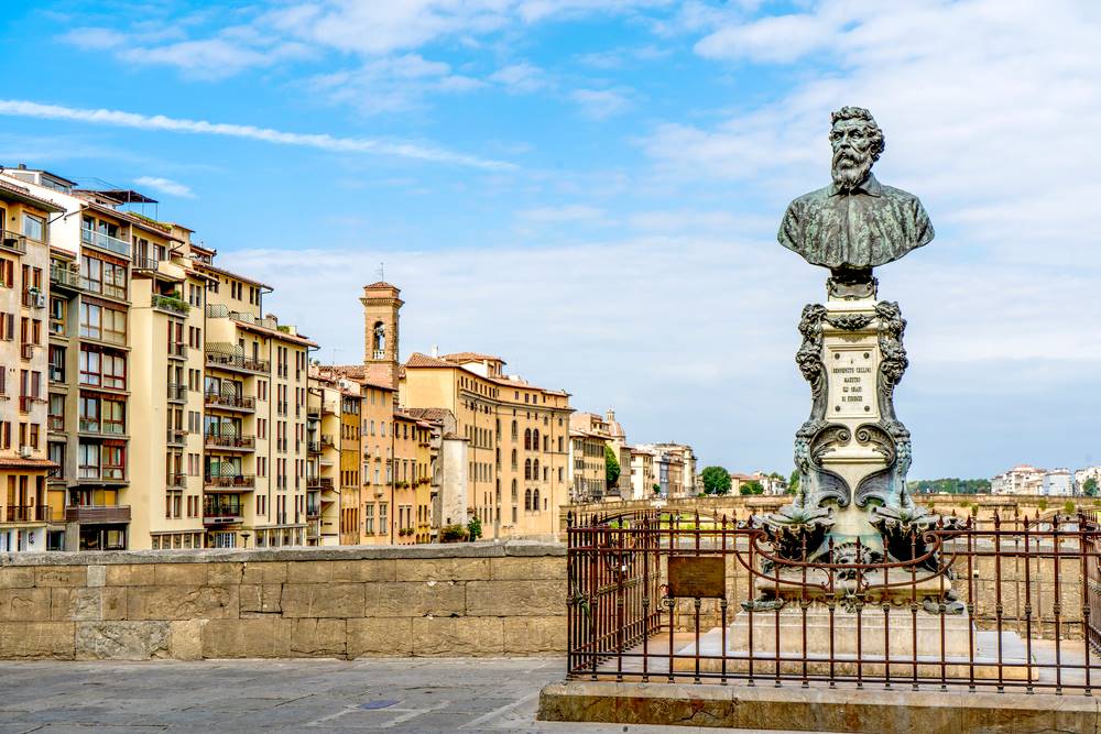 Il busto di Benvenuto Cellini su Ponte Vecchio a Firenze