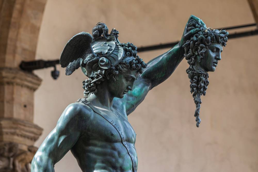 Il Perseo di Benvenuto Cellini sotto la Loggia dei Lanzi a Firenze, Piazza della Signoria