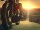 Motocicletta su strada al tramonto