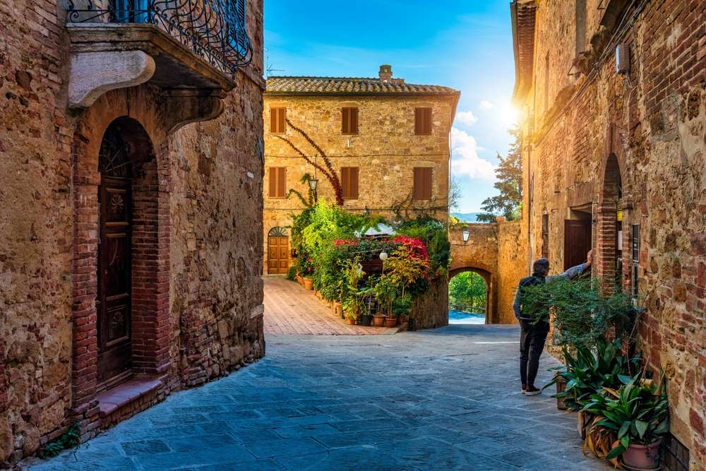 Tipiche vie e case di pietra a Pienza, borgo in Val d'Orcia, Toscana
