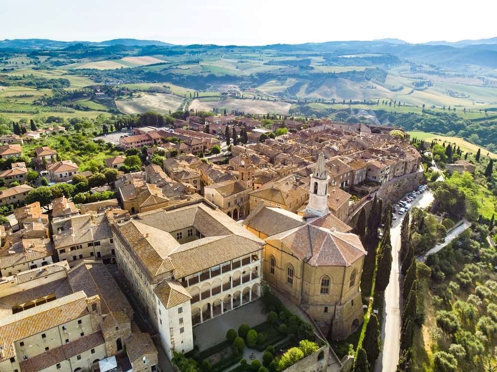 Il borgo di Pienza in Val d'Orcia, Toscana, visto dall'alto