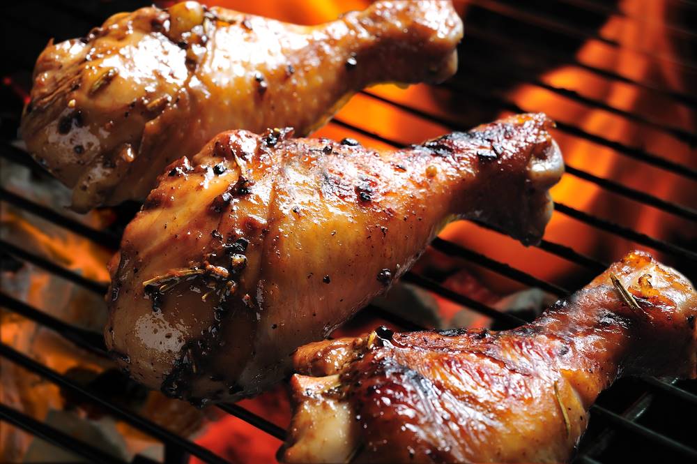 Cosce di pollo alla griglia su barbecue