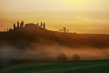 Paesaggio rurale in Toscana all'alba in autunno