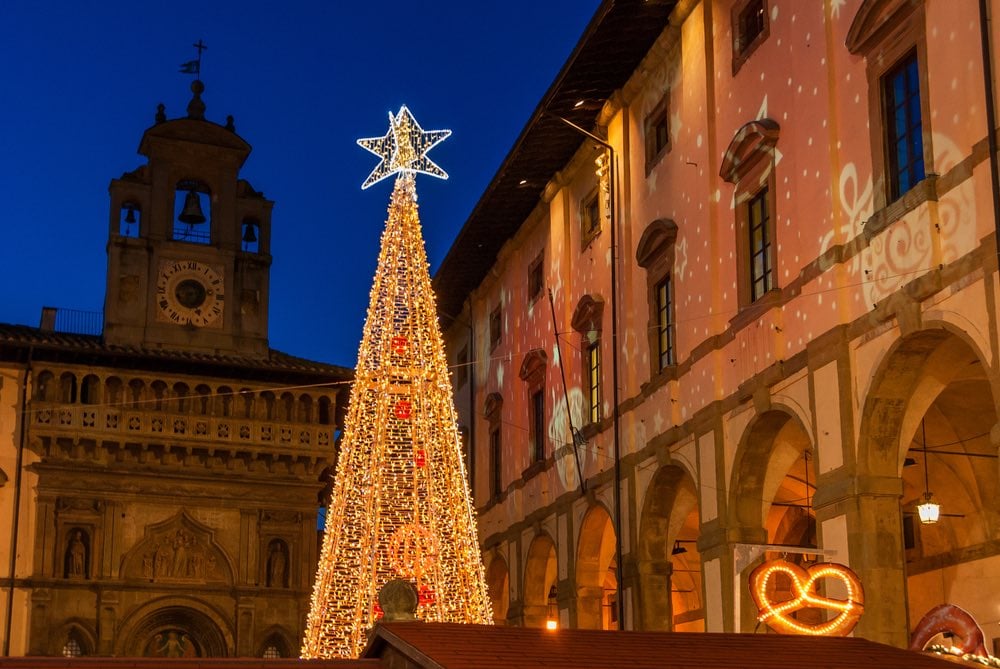 Albero di Natale di luci in Piazza Grande ad Arezzo