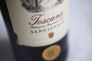 Bottiglia di vino toscano Sangiovese IGT con scritta Toscana su etichetta