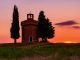 Cappella della Madonna di Vitaleta, Paesaggio della chiesa nella campagna toscana in Italia al tramonto in provincia di Siena