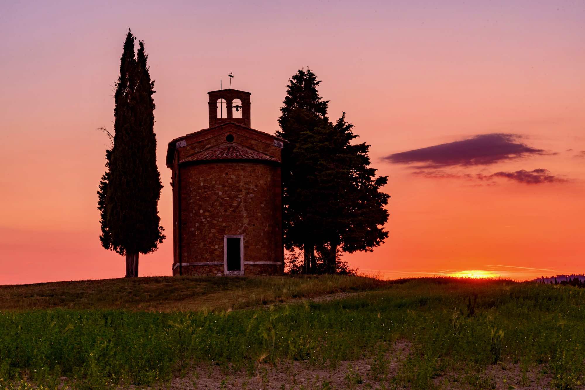Cappella della Madonna di Vitaleta, Paesaggio della chiesa nella campagna toscana in Italia al tramonto in provincia di Siena