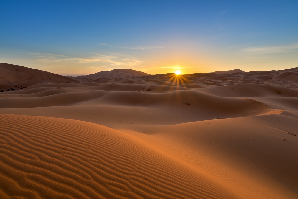 Vista delle dune di Erg Chebbi - deserto del Sahara all'alba, in Marocco