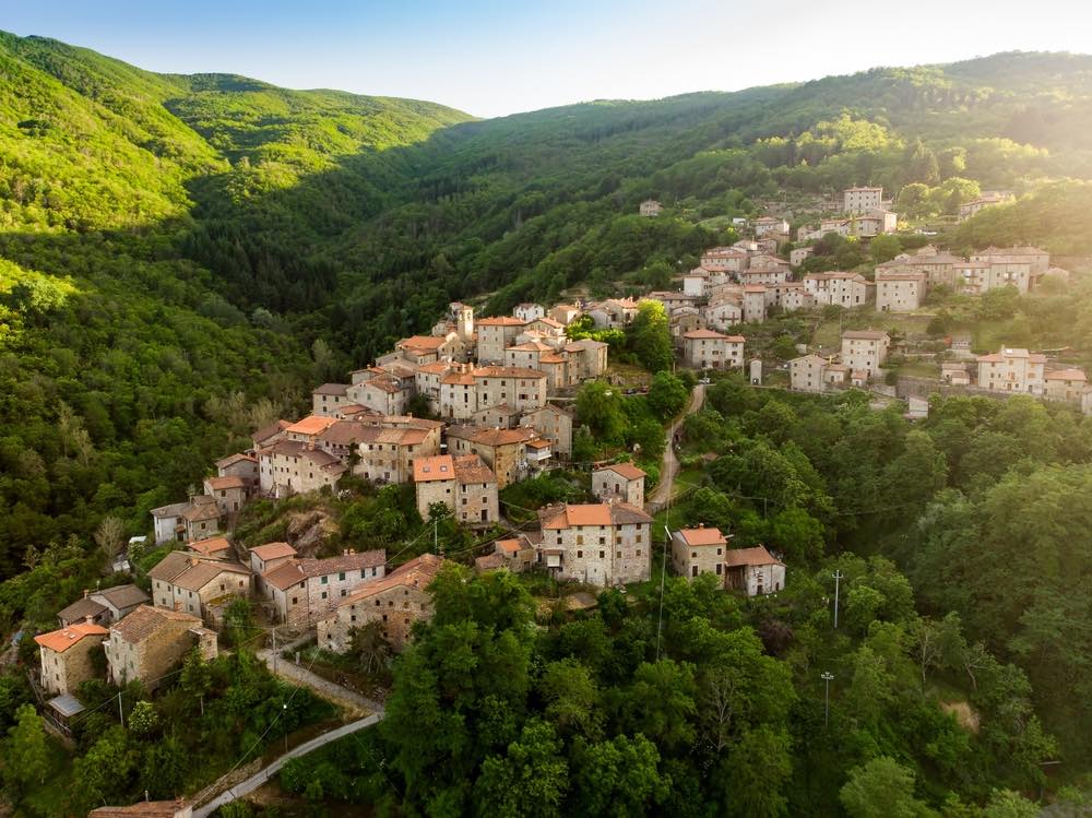 Veduta aerea del bellissimo borgo di Raggiolo, situato sulle pendici orientali del Pratomagno, circondato da boschi di castagni. Raggiolo è stato classificato come uno dei Borghi più belli d'Italia.