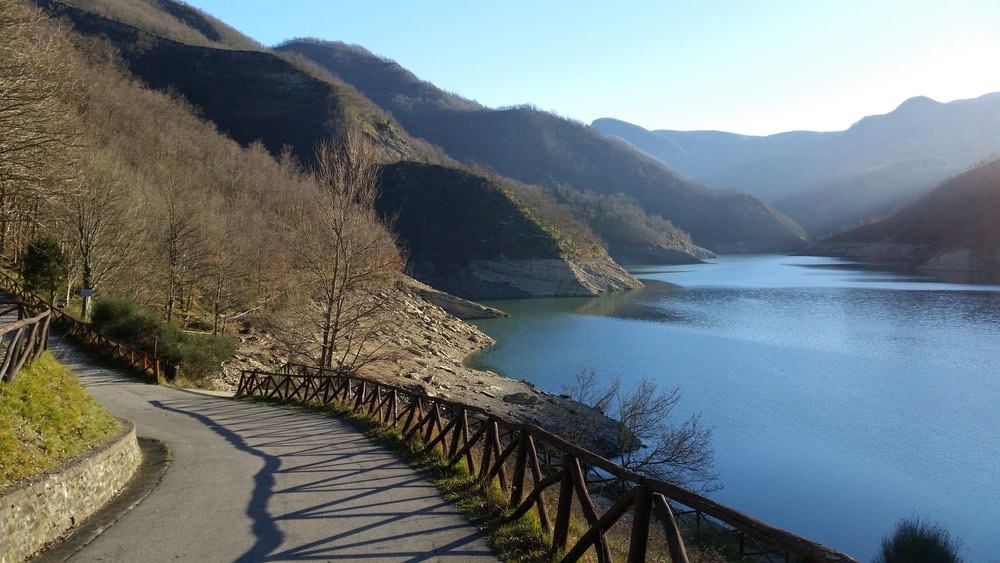 La diga sul fiume Bidente (Ridracoli) è un perfetto equilibrio tra opera dell'uomo e ambiente. Si trova nel Parco Nazionale delle Foreste Casentinesi.