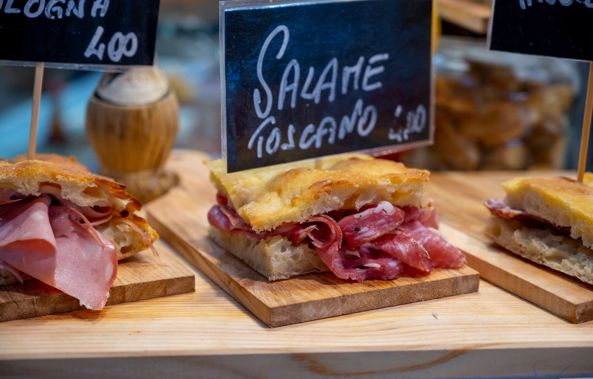 Cibo di strada italiano, pane con salumi al mercato di Firenze, Italia