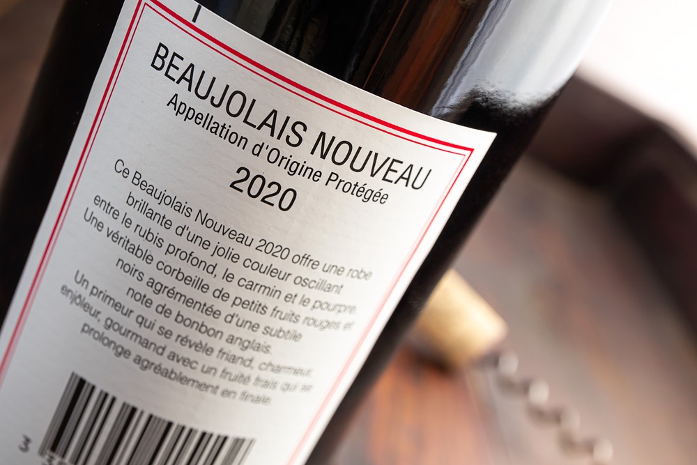 Una bottiglia di vino francese Beaujolais Nouveau 2020, Georges Duboeuf, primo piano