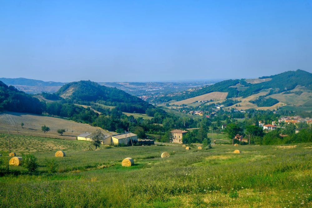 Strada sul Passo della Cisa tra Toscana ed Emilia Romagna in estate