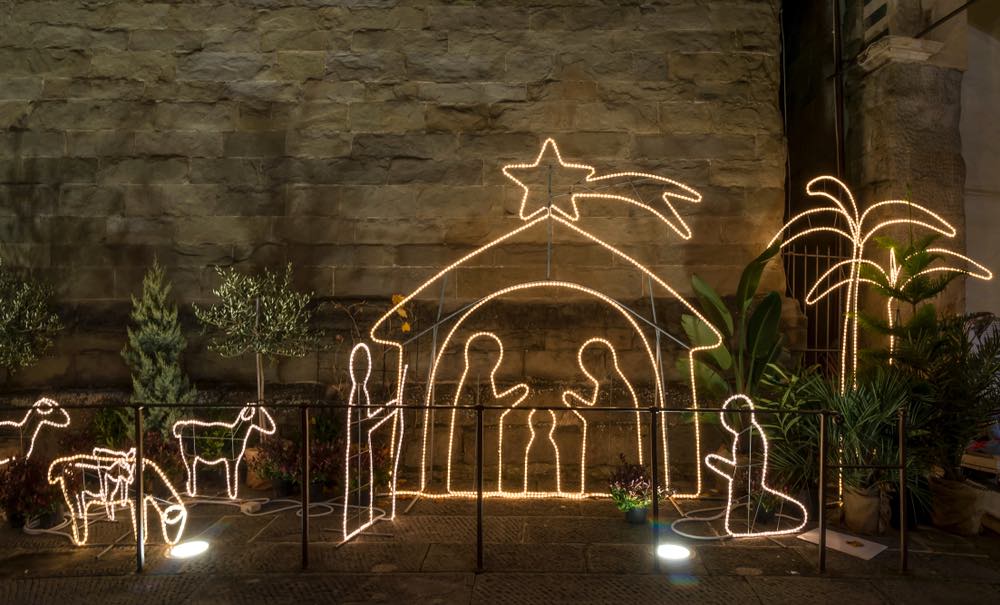 Presepe di luci fuori dal Duomo di Pistoia nel periodo di Natale