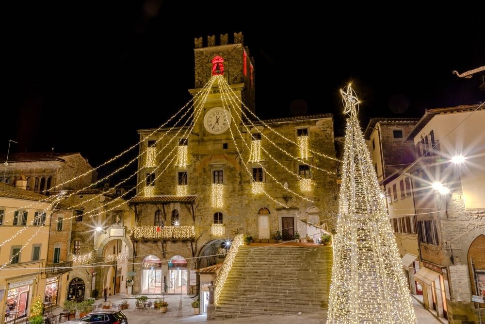 Il Palazzo Comunale di Cortona durante le festività natalizie con decorazioni e luci. 