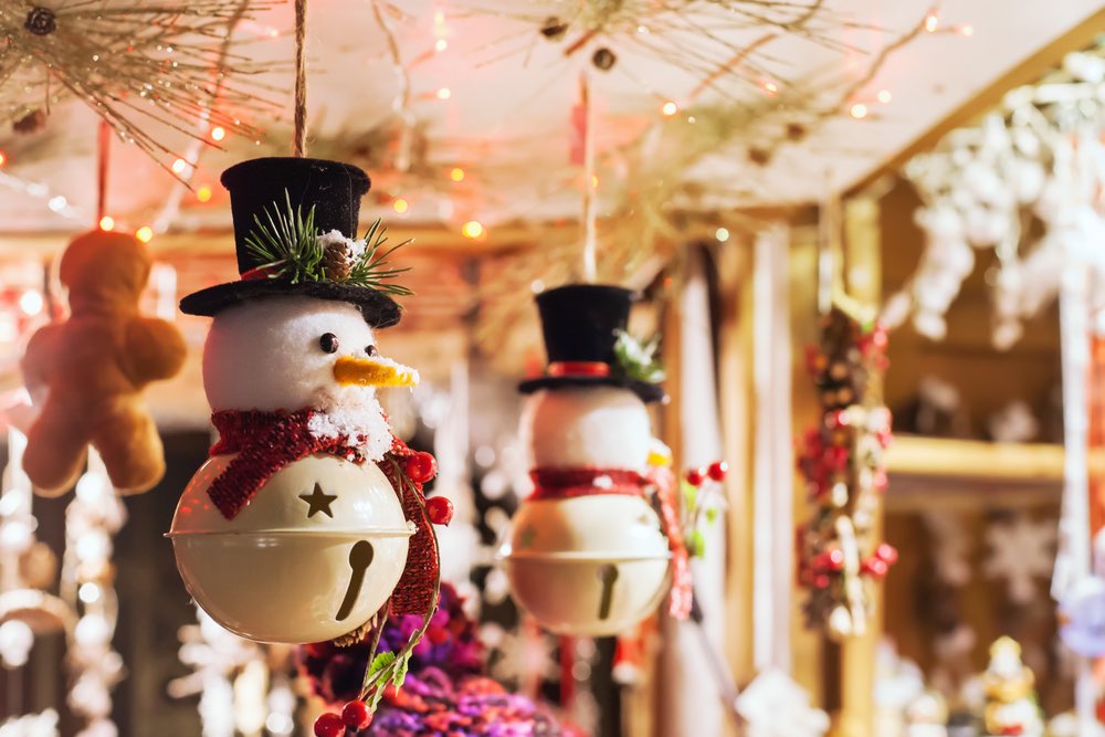 Decorazione con pupazzo di neve sul mercato di Natale
