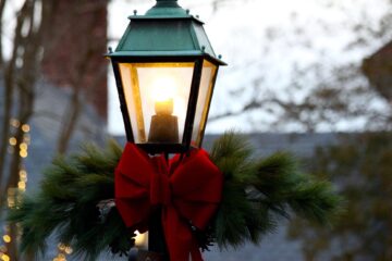 Lampione addobbato per Natale in un borgo toscano