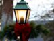 Lampione addobbato per Natale in un borgo toscano