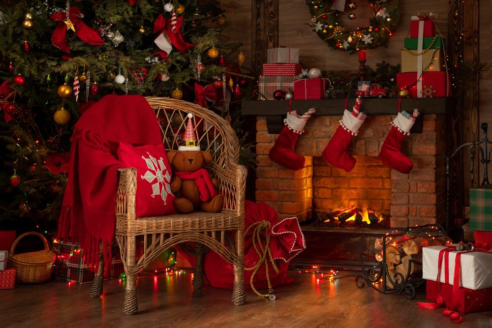 Camino e albero di Natale di sfondo. Interni festosi all'interno di una casa in legno, atmosfera allegra del nuovo anno Spirito del Natale.