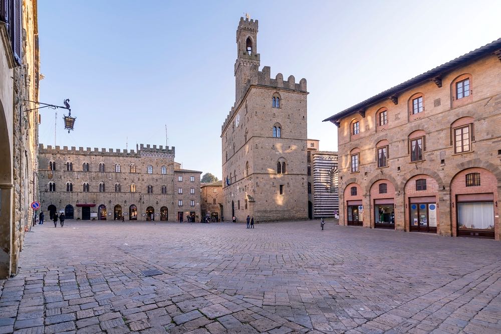 Piazza dei Priori nella luce del pomeriggio, Volterra, Pisa, Toscana, Italia