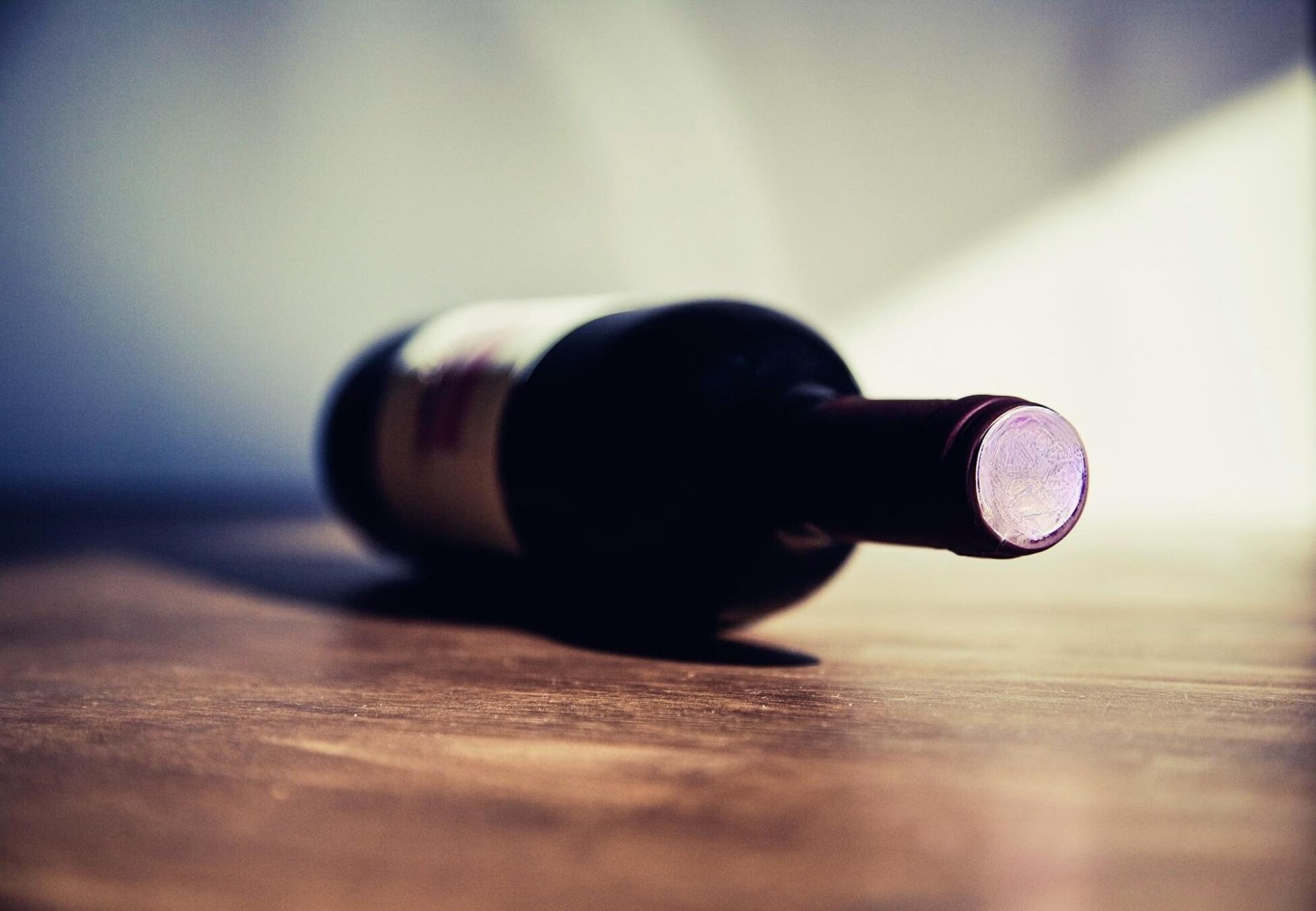 Bottiglia di vino su tavolo di legno